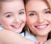 Nahaufnahmeporträt einer glücklichen weißen Mutter und ihrer kleinen Tochter - isoliert. Konzept für glückliche Familienmenschen.